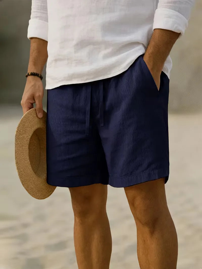 Vakantieklare heren shorts, geplooide details, relaxte pasvorm, voor zomerreizen.