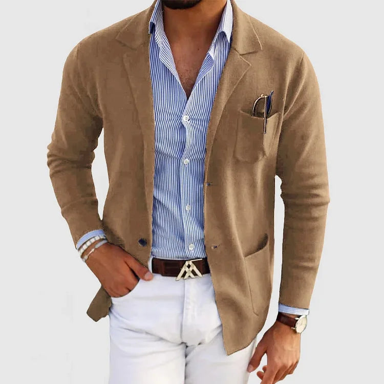 "Herenblazer Lyle met klassieke reverskraag en knoopzakken, perfect voor casual en zakelijke looks, beschikbaar in diverse kl