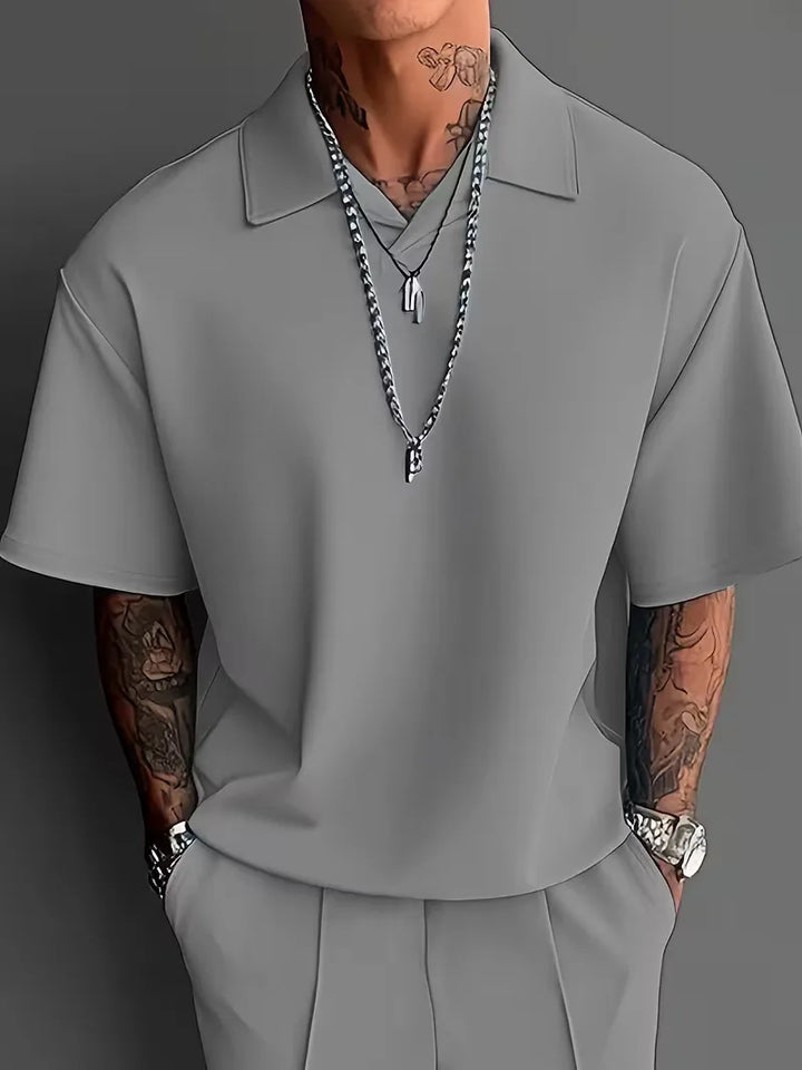 Stijlvol herenpak met korte mouwen, perfect voor smart casual lente/herfst mode, met rechte pijpen.