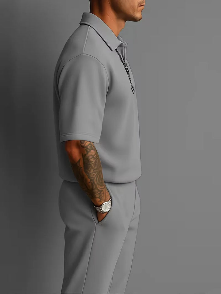 Modern smart casual herenpak met korte mouwen, lente/herfst, rechte pijpen, V-hals, voor modebewuste man.