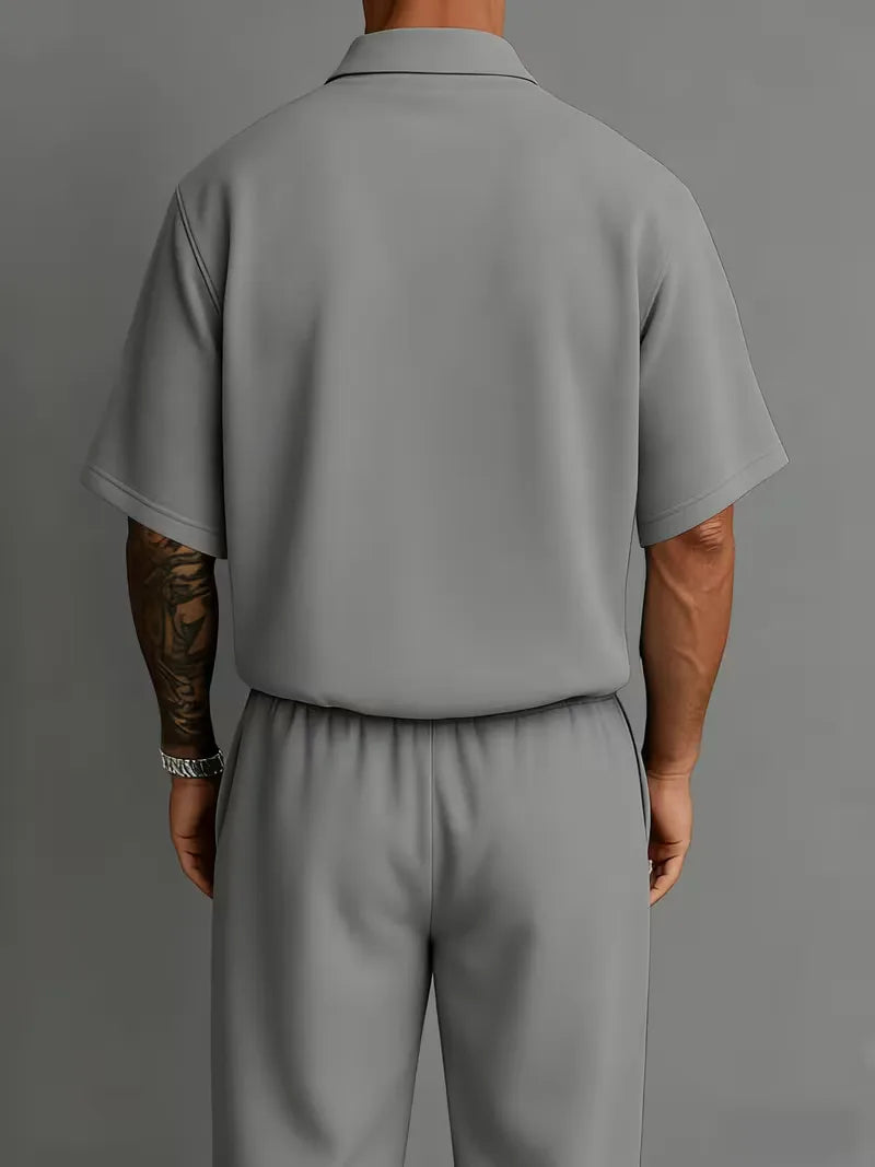 Herenkleding: veelzijdig herenpak met korte mouwen, twee delig, rechte pijpen, V-hals, comfortabel.