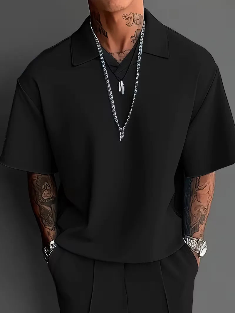 Comfortabel herenpak met korte mouwen, rechte pijpen, V-hals, perfect voor smart casual herenkleding.