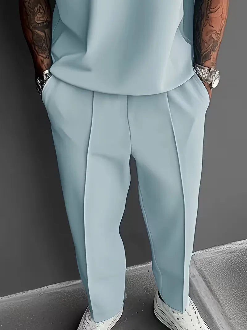 Modern herenpak met korte mouwen en rechte pijpen, V-hals, veelzijdig en comfortabel voor herenkleding.
