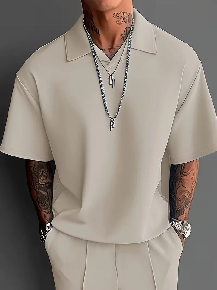 Herenkleding: stijlvol herenpak met korte mouwen, rechte pijpen, V-hals, comfortabel en modern.