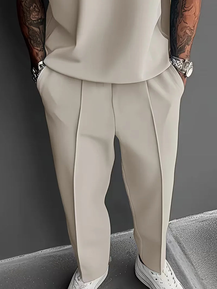 Twee delig herenpak met korte mouwen, smart casual mode, perfect voor de lente, rechte pijpen.