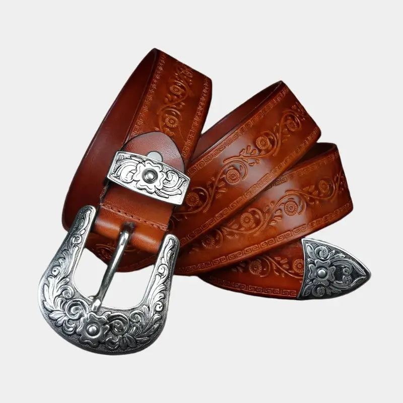 Bruine herenriem met gegraveerde gesp, perfect voor zowel casual als formele outfits. Een veelzijdig accessoire.
