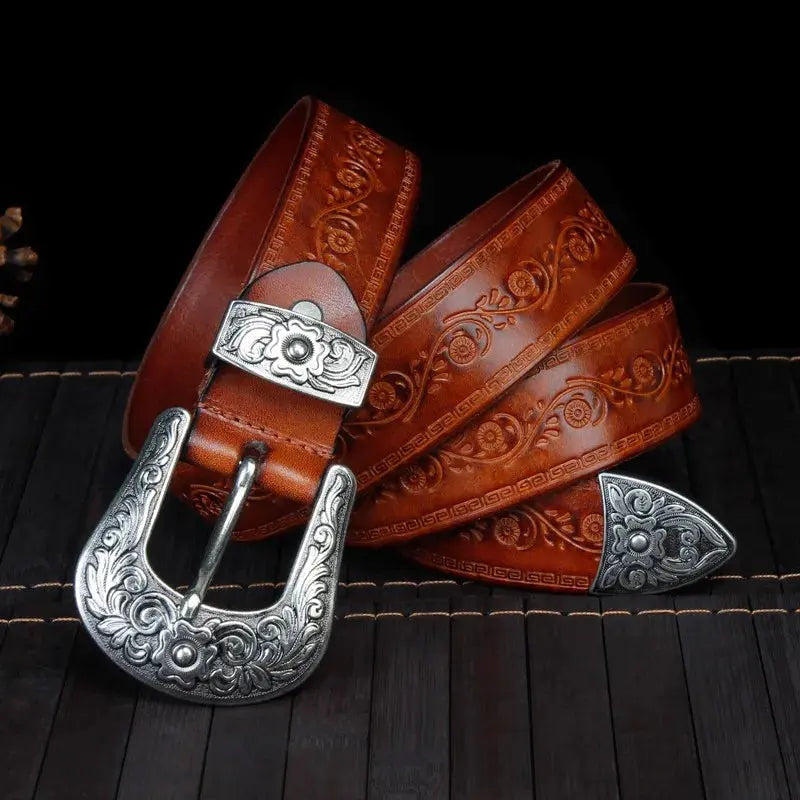Lederen herenriem met unieke gegraveerde gesp in authentieke cowboystijl. Een duurzaam en modieus accessoire.