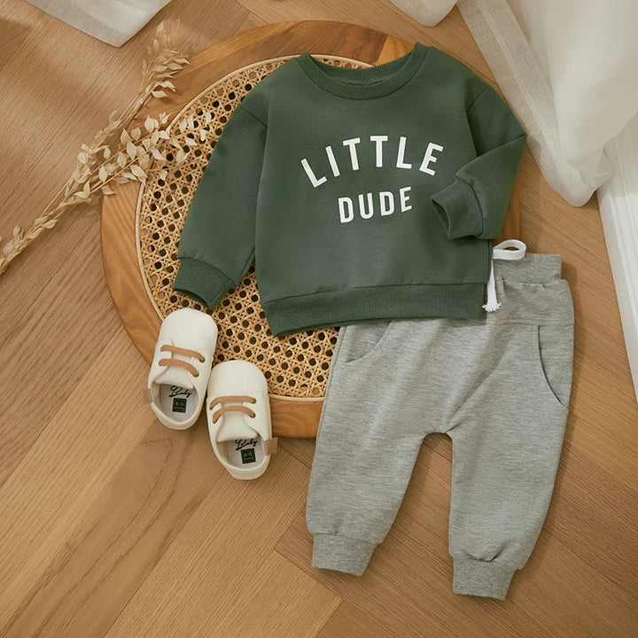 "Herfstoutfit peuters: stoer sweatshirt en broek, katoenmix, trendy letterprint, geschikt voor avontuurlijk spelen."