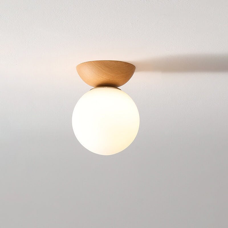 "Hikari plafondlamp met Japans design, natuurlijke houten afwerking en warme LED-verlichting, rond en minimalistisch."