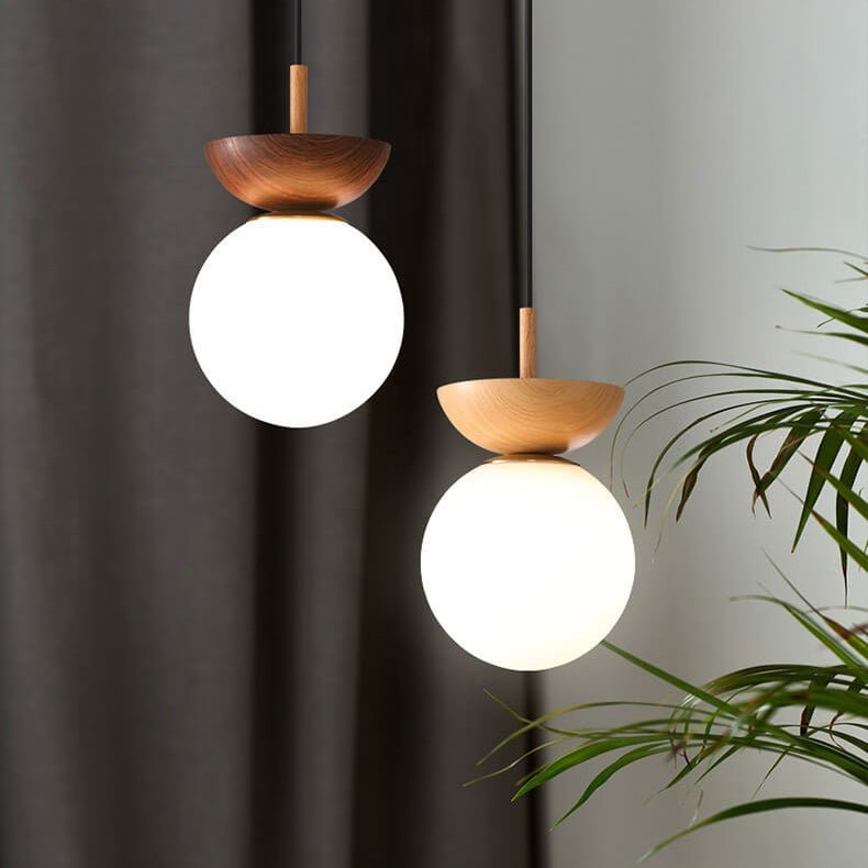 "Hikari plafondlamp met Japans design, natuurlijke houten afwerking en warme LED-verlichting, rond en minimalistisch."