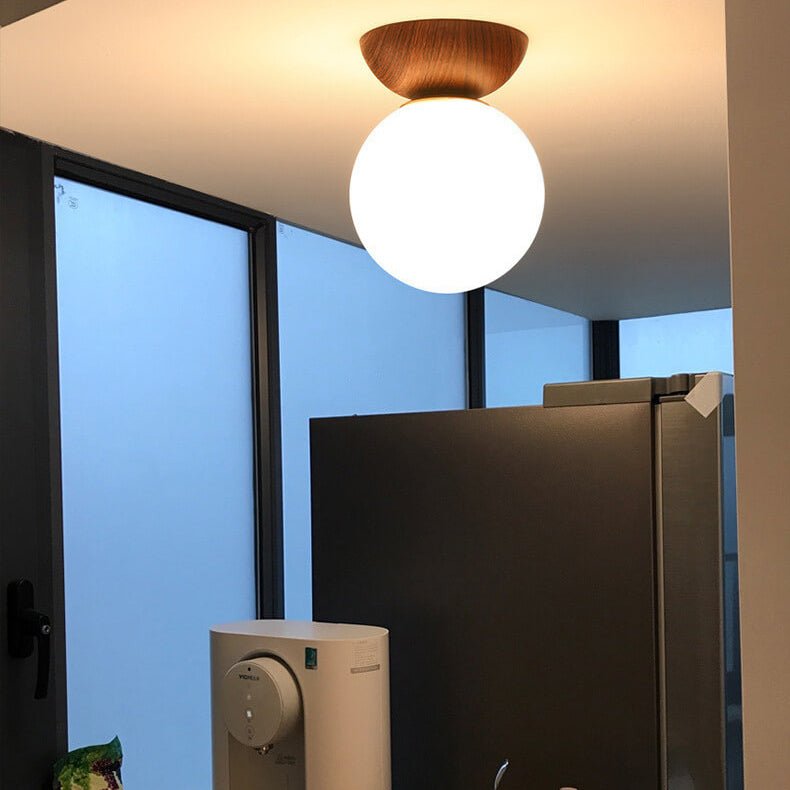 "Hikari plafondlamp met Japans design, natuurlijke houten afwerking en warme LED-verlichting, rond en minimalistisch."