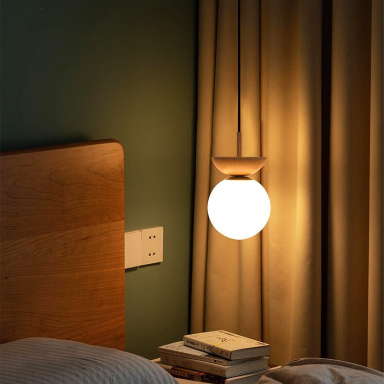 "Hikari plafondlamp met Japans design, natuurlijke houten afwerking en warme LED-verlichting, rond en minimalistisch."