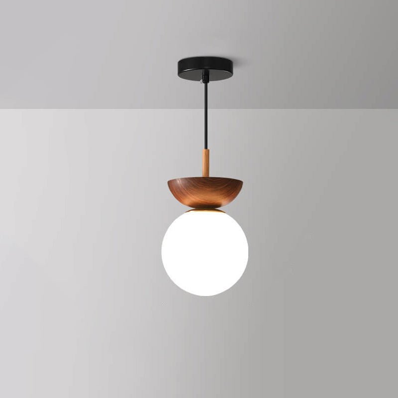 "Hikari plafondlamp met Japans design, natuurlijke houten afwerking en warme LED-verlichting, rond en minimalistisch."