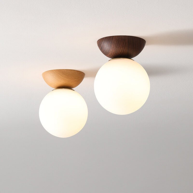 "Hikari plafondlamp met Japans design, natuurlijke houten afwerking en warme LED-verlichting, rond en minimalistisch."