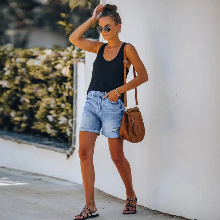 "Hoge taille denim shorts voor dames met distressed design en opgerolde zoom, stijlvol en comfortabel voor zomerse look."