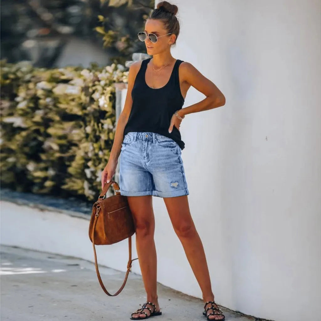 "Hoge taille denim shorts voor dames met distressed design en opgerolde zoom, stijlvol en comfortabel voor zomerse look."