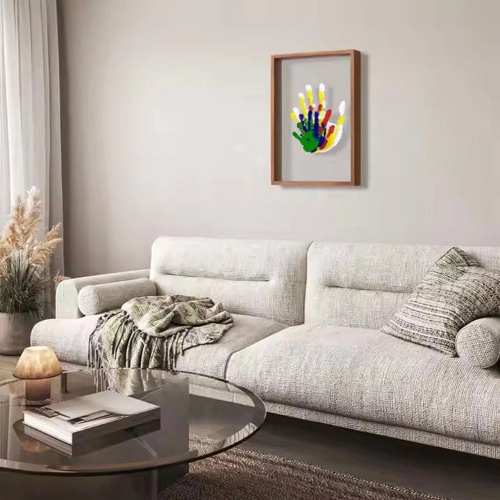 Decoratieve houten lijst voor baby's hand- en voetafdrukken, een blijvende herinnering voor ouders.