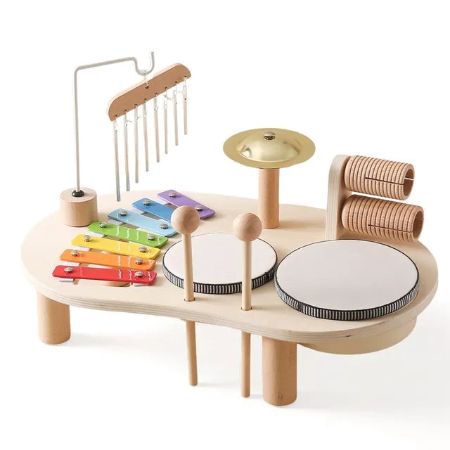 Houten muziekinstrumenten voor kinderen: saxofoon en tamboerijn op het speelstation, stimuleert creativiteit.