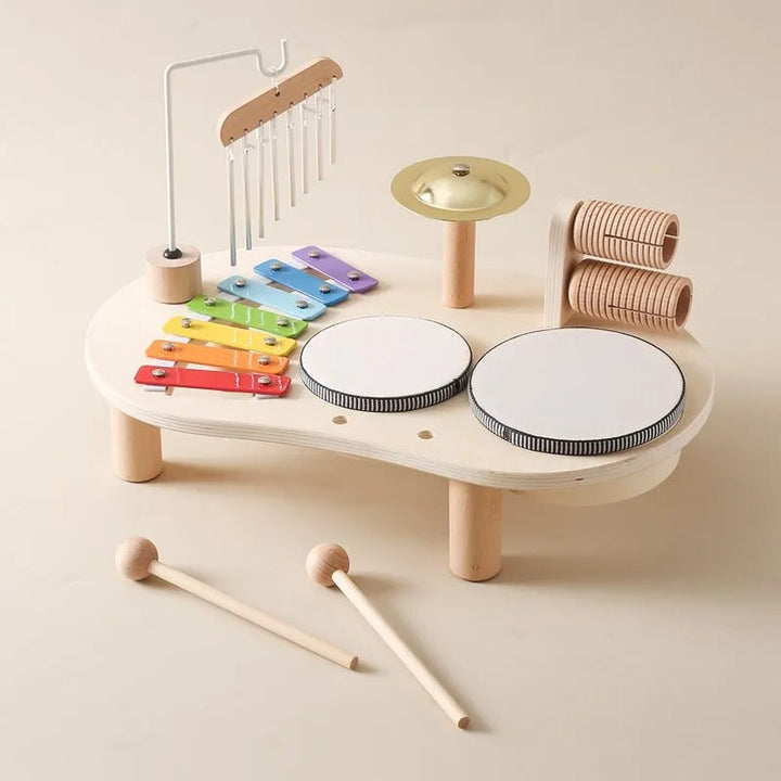 Groep kinderen die samen muziek maken met het houten muziekstation, bevordert sociale interactie en plezier.
