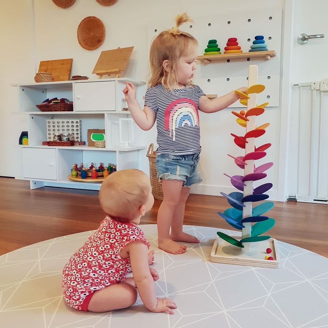 Houten muzikale klankboom speelgoed met kleurrijke bladeren en rollende knikkers, stimuleert kinderontwikkeling.