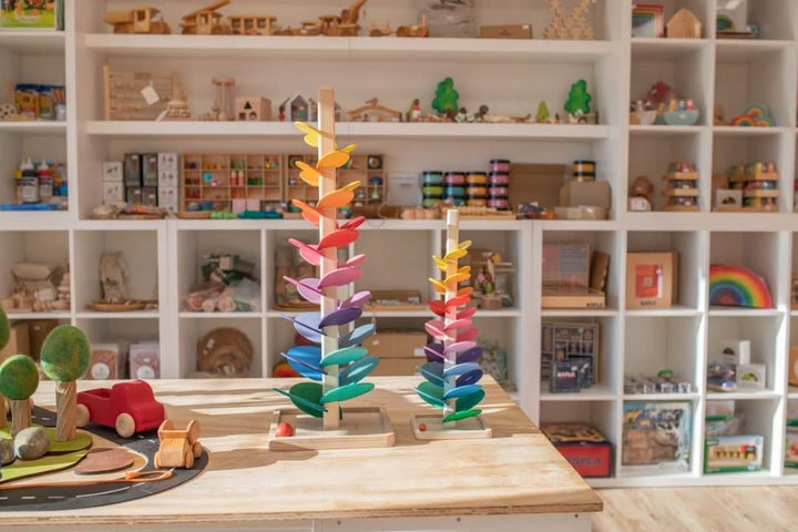 Handgemaakte houten klankboom met een stevige basis, duurzaam educatief speelgoed voor peuters en kleuters.