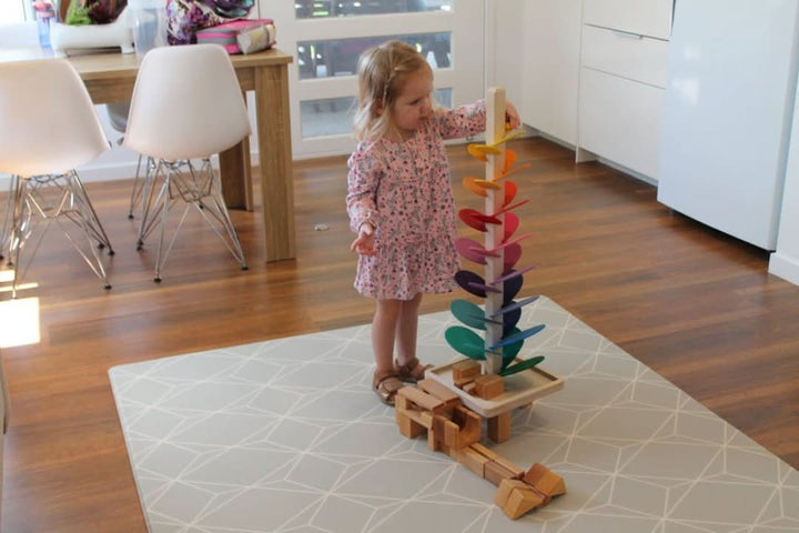 Melodieuze houten klankboom die rustgevende muziek maakt als knikkers naar beneden rollen, sensorisch muziekspeelgoed.