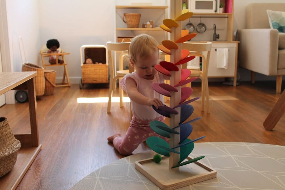 Educatieve houten klankboom, perfect voor fijne motoriek en sensorische ontwikkeling bij jonge kinderen.