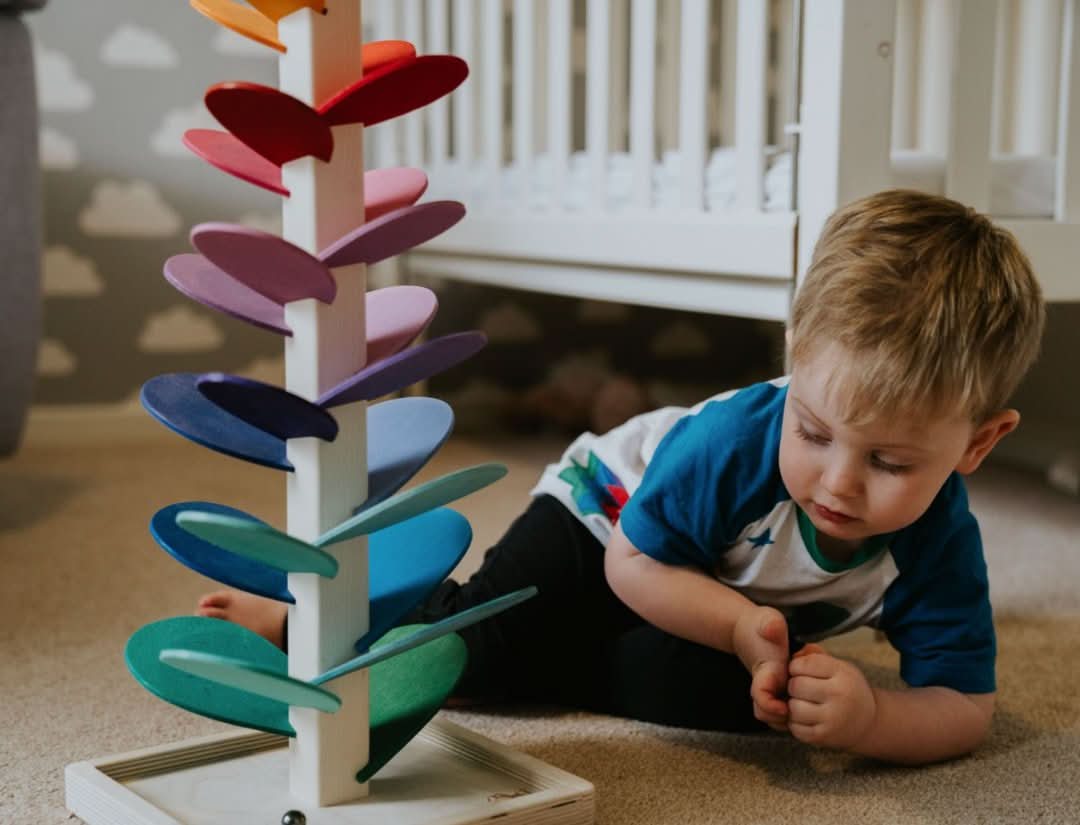 Interactief houten marmerbaan speelgoed: klankboom laat knikkers dalen met betoverende geluiden voor kinderen.
