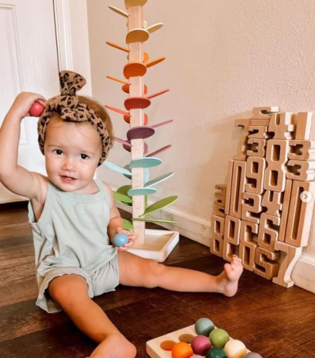 Levendige kleurrijke bladeren van de houten klankboom, aantrekkelijk design dat kinderen uitnodigt tot spelen.
