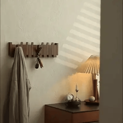 Design houten kapstok, geïnspireerd op een piano, voegt muzikale touch toe aan elke garderobe.
