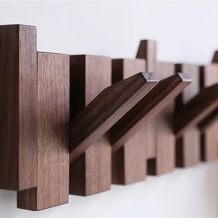 Zijaanzicht van houten kapstok, toont slank profiel en stevige constructie, ideaal voor interieur.