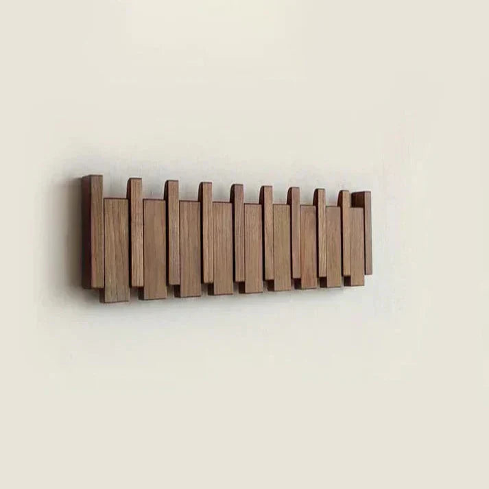 Piano kapstok in moderne hal, perfect voor jassen en tassen, combineert stijl en opbergruimte.