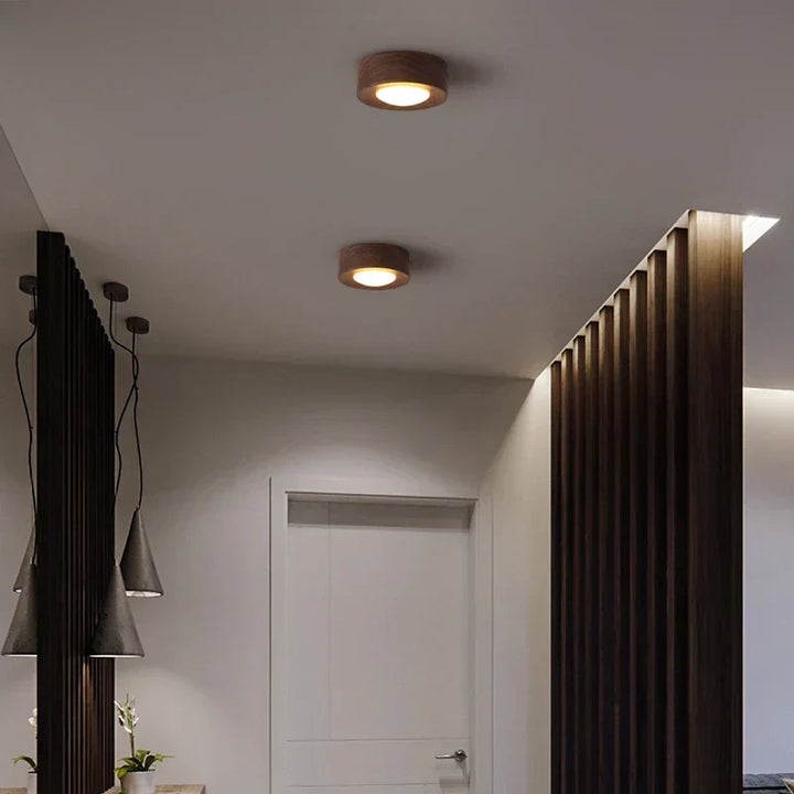 Design plafondlamp van walnoot & essenhout met geïntegreerde LED spots, voor moderne interieurs.