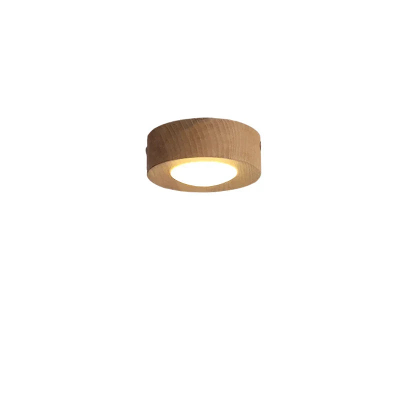 Binnenverlichting: minimalistische houten ganglamp met LED spots, creëert warme sfeer.