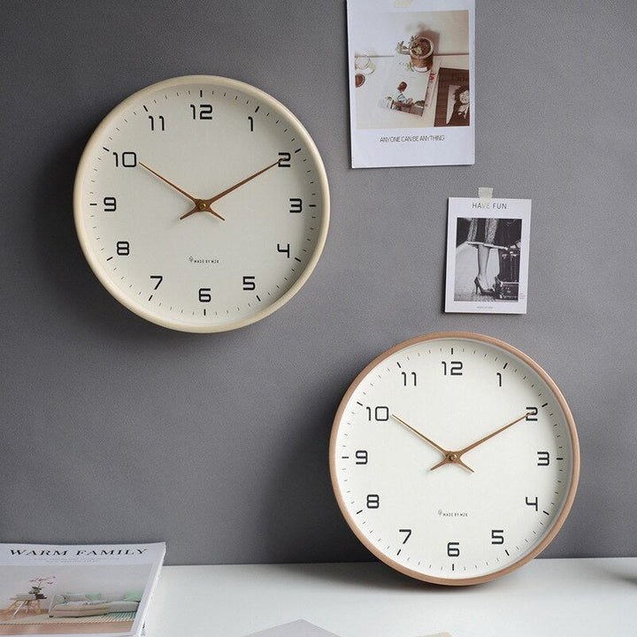 Houten wandklok met stil uurwerk, modern Scandinavisch design voor woonkamer of slaapkamer. Stijlvolle muurdecoratie.