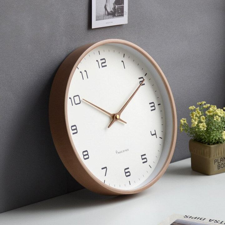 Massief houten klok met minimalistisch design; een stille Scandinavische wandklok, ideaal voor een modern interieur.