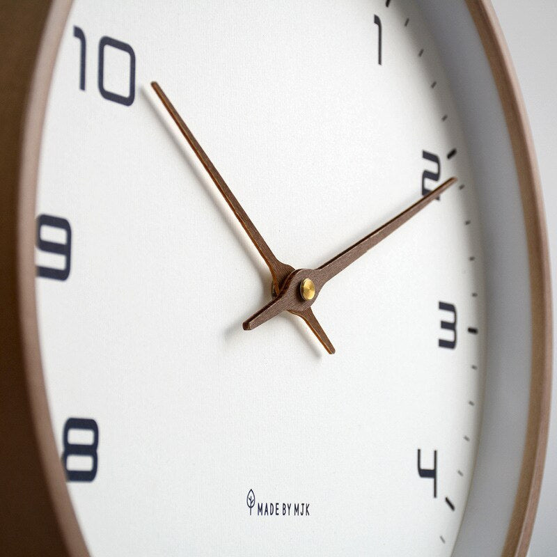 Ronde houten wandklok met stil uurwerk, elegant en functioneel. Perfecte Scandinavische huisdecoratie voor elke kamer.