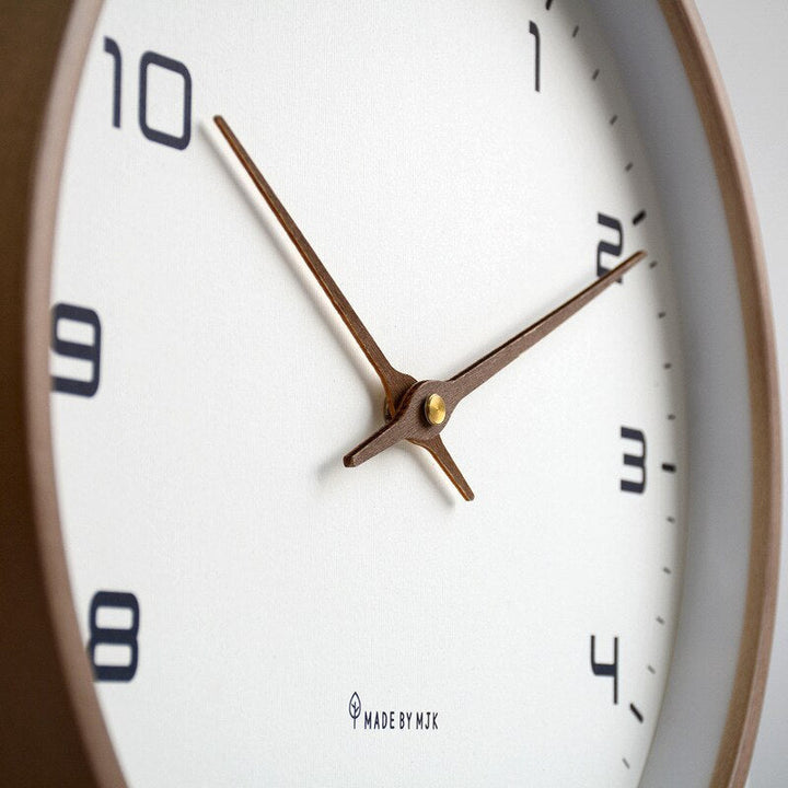 Ronde houten wandklok met stil uurwerk, elegant en functioneel. Perfecte Scandinavische huisdecoratie voor elke kamer.