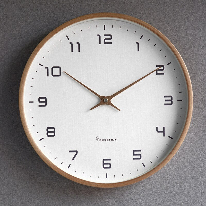 Moderne houten klok met Scandinavische esthetiek en stil mechanisme, verrijkt elk interieur als unieke muurdecoratie.