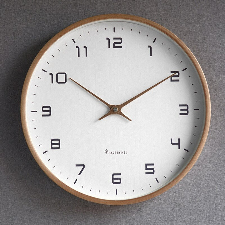 Moderne houten klok met Scandinavische esthetiek en stil mechanisme, verrijkt elk interieur als unieke muurdecoratie.