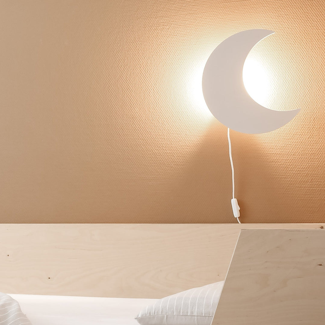 "Houten wandlamp kinderkamer, maanvormig, beige kleur, sfeervolle verlichting en decoratief ontwerp voor babykamers."