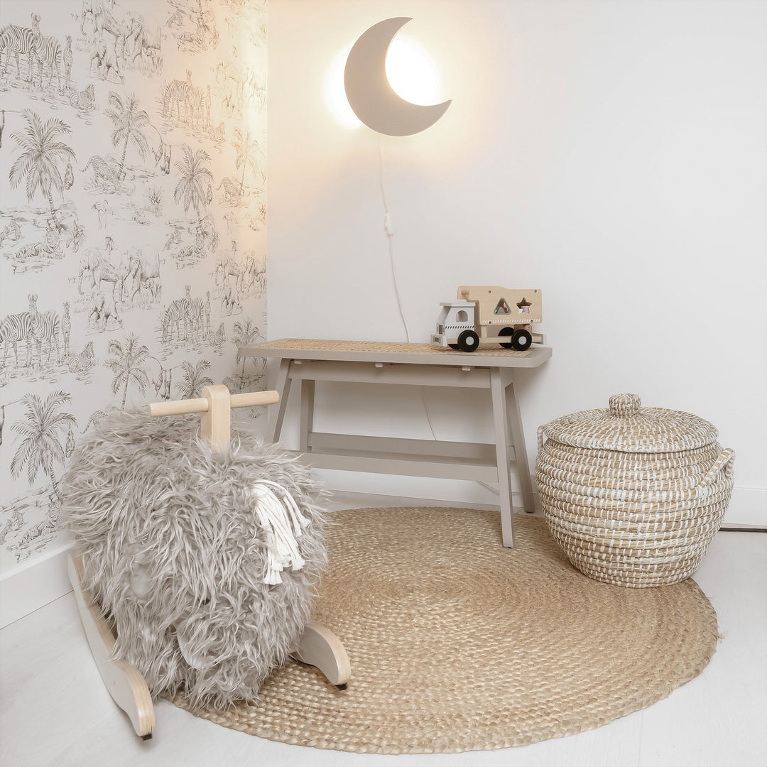 "Houten wandlamp kinderkamer, maanvormig, beige kleur, sfeervolle verlichting en decoratief ontwerp voor babykamers."