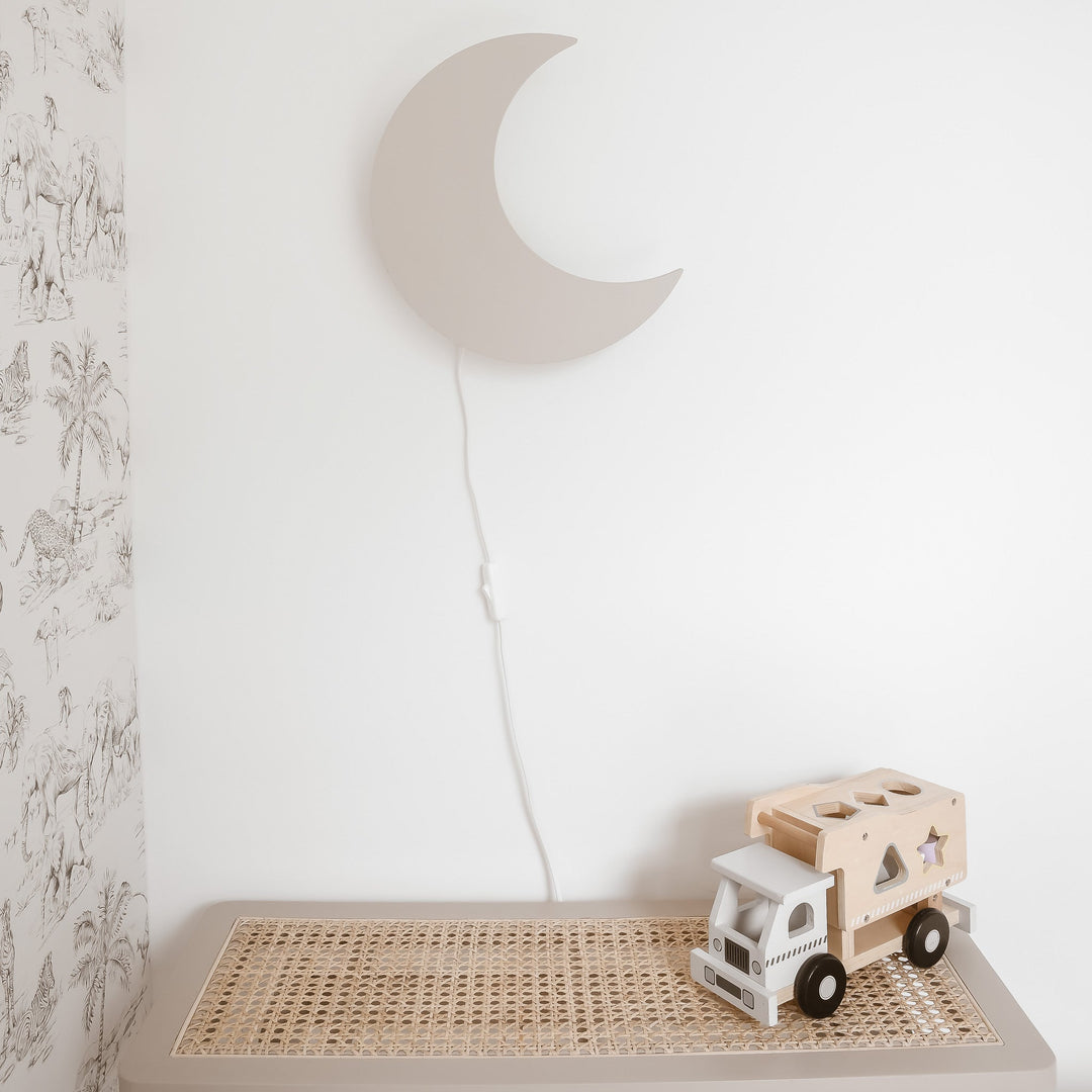 "Houten wandlamp kinderkamer, maanvormig, beige kleur, sfeervolle verlichting en decoratief ontwerp voor babykamers."