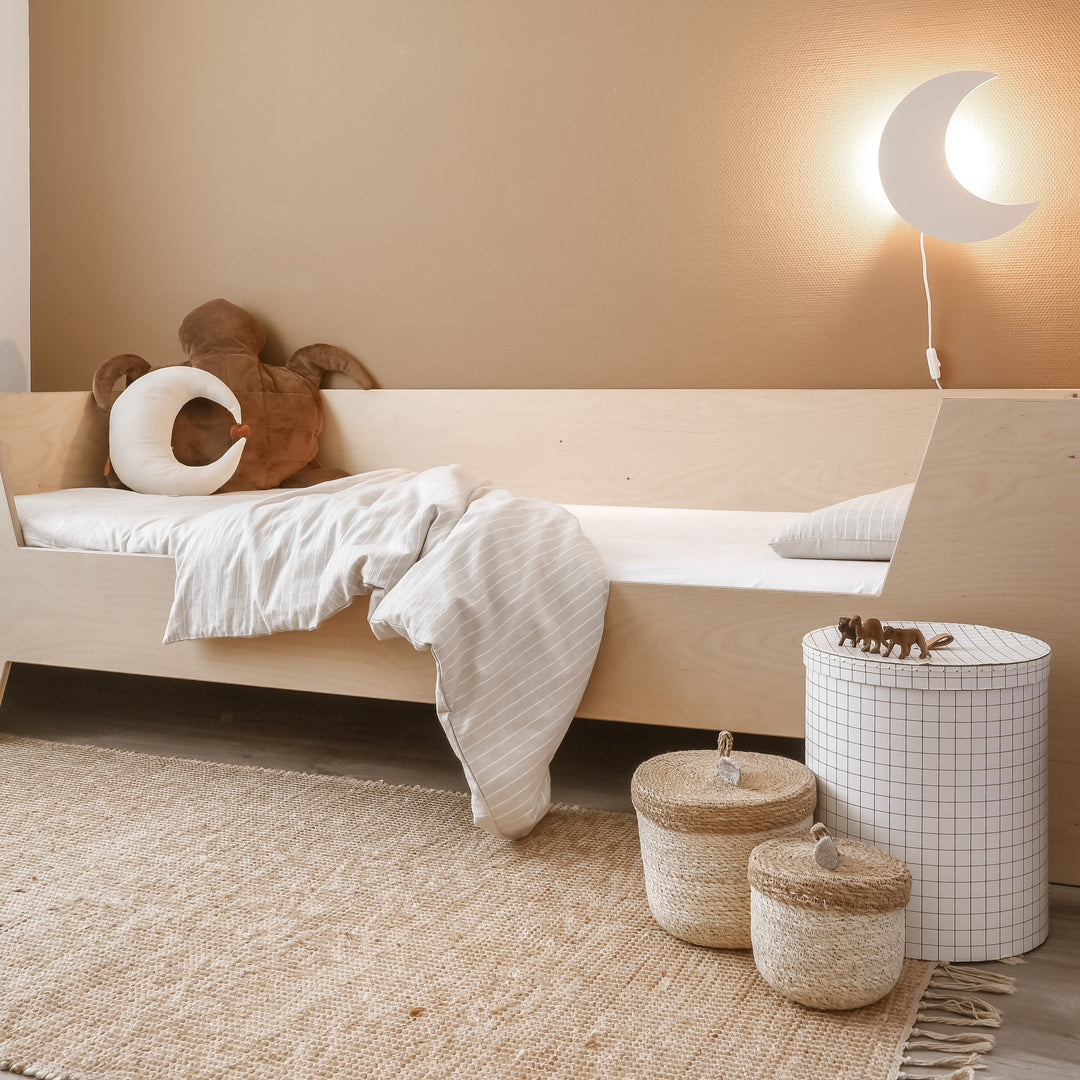 "Houten wandlamp kinderkamer, maanvormig, beige kleur, sfeervolle verlichting en decoratief ontwerp voor babykamers."