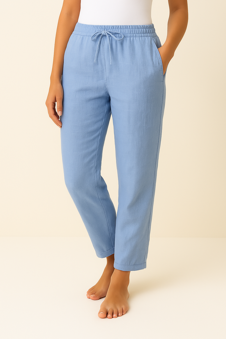 Close-up van de textuur van een Hoymans dames linnenblend broek, benadrukt de zachte stof.