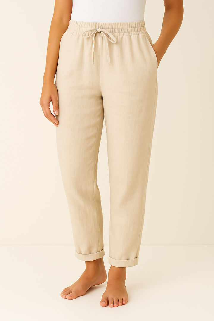 Volledige lengte weergave van een model dat een comfortabele Hoymans linnenblend broek draagt, gecombineerd met een casual top.