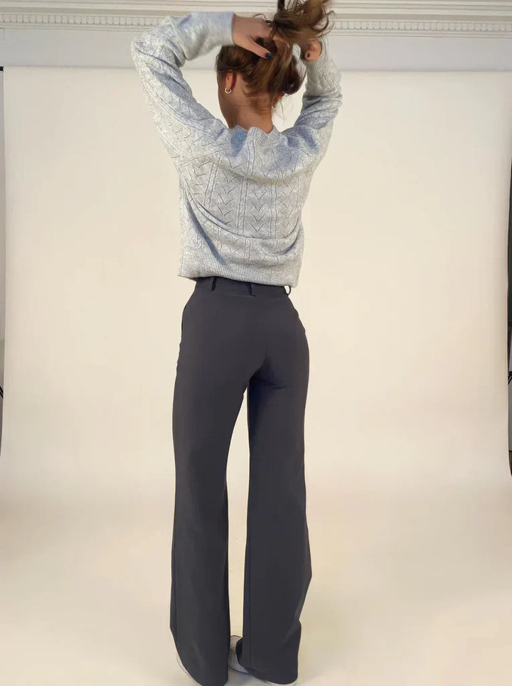 Casual outfit met de Hoymans damesbroek, slim fit en wijde pijpen, gecombineerd met een T-shirt.