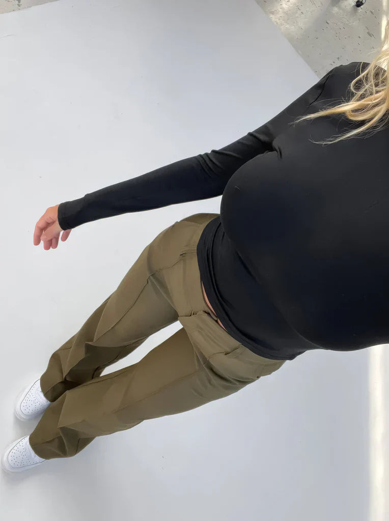 Close-up van de tailleband en knoop van de Hoymans dames slim fit pantalon, kwaliteitsdetails.