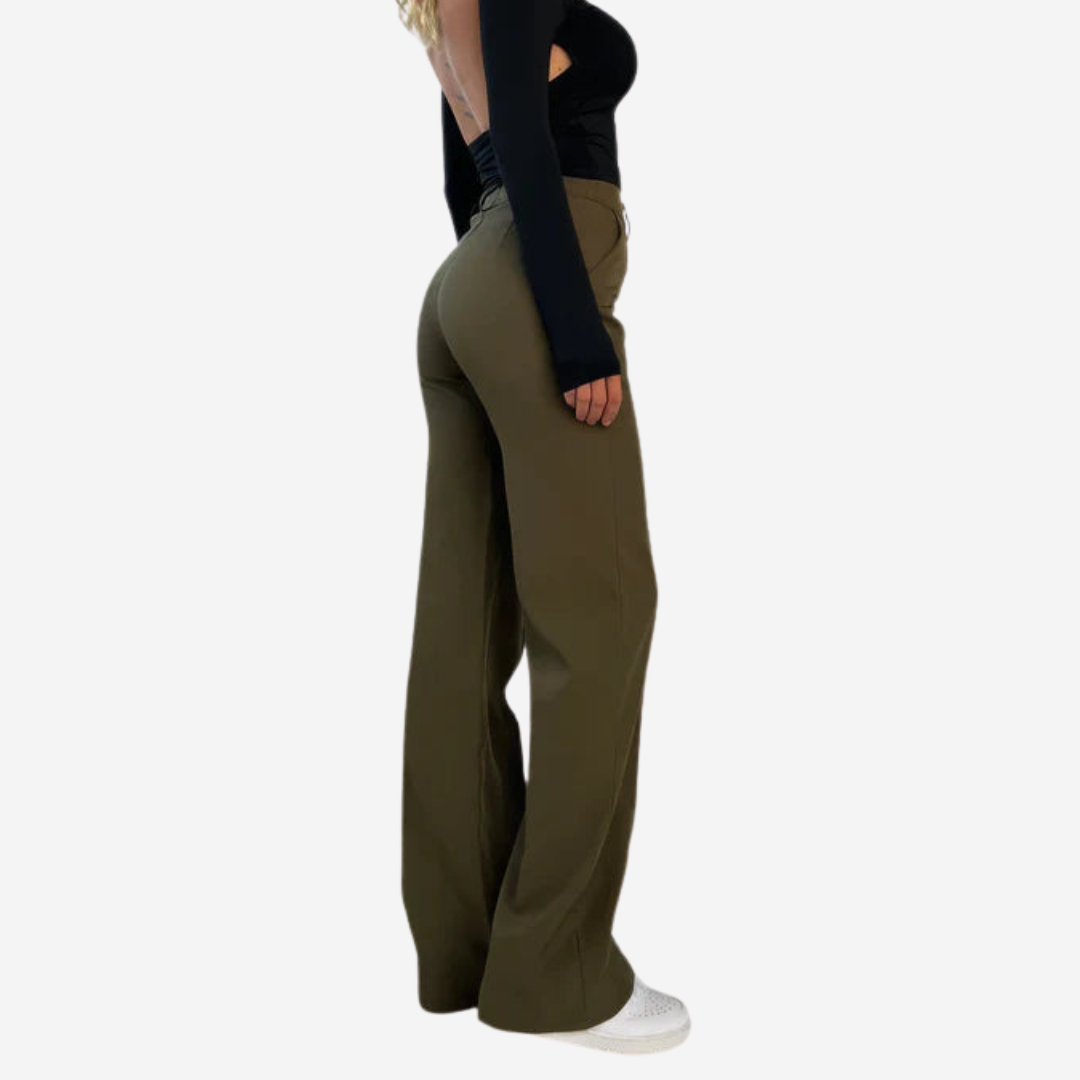 Benen van een model in Hoymans wijde pijpen pantalon, bewijs van de comfortabele en modieuze pasvorm.