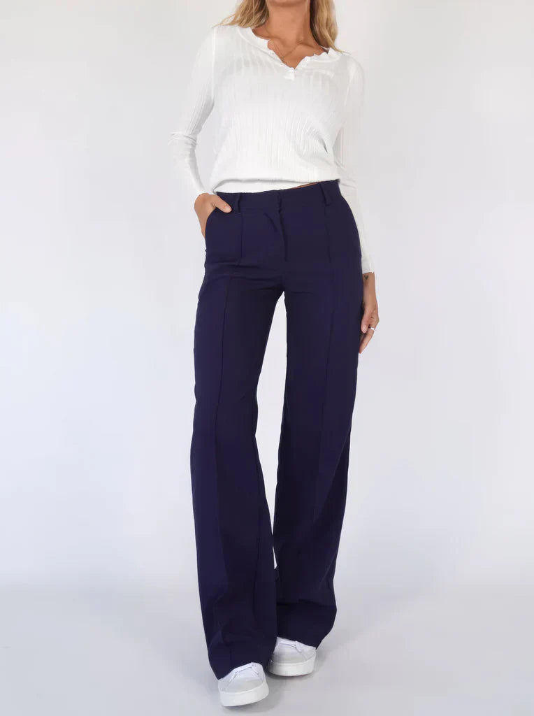 Stijlvolle Hoymans polyesterbroek voor dames, slim fit met modieuze wijde pijpen, veelzijdig design.